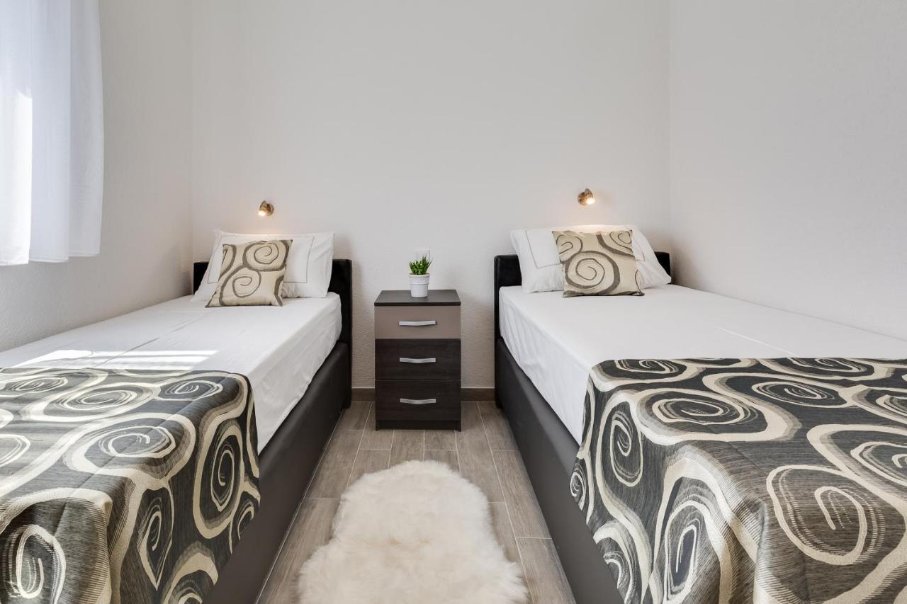 Apartmani Kastelina Vir Buitenkant foto