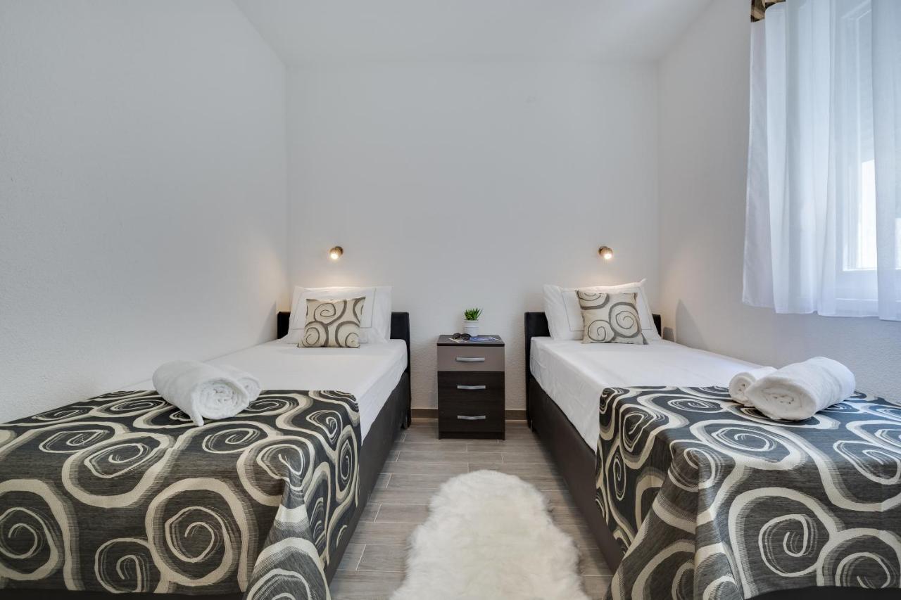Apartmani Kastelina Vir Buitenkant foto