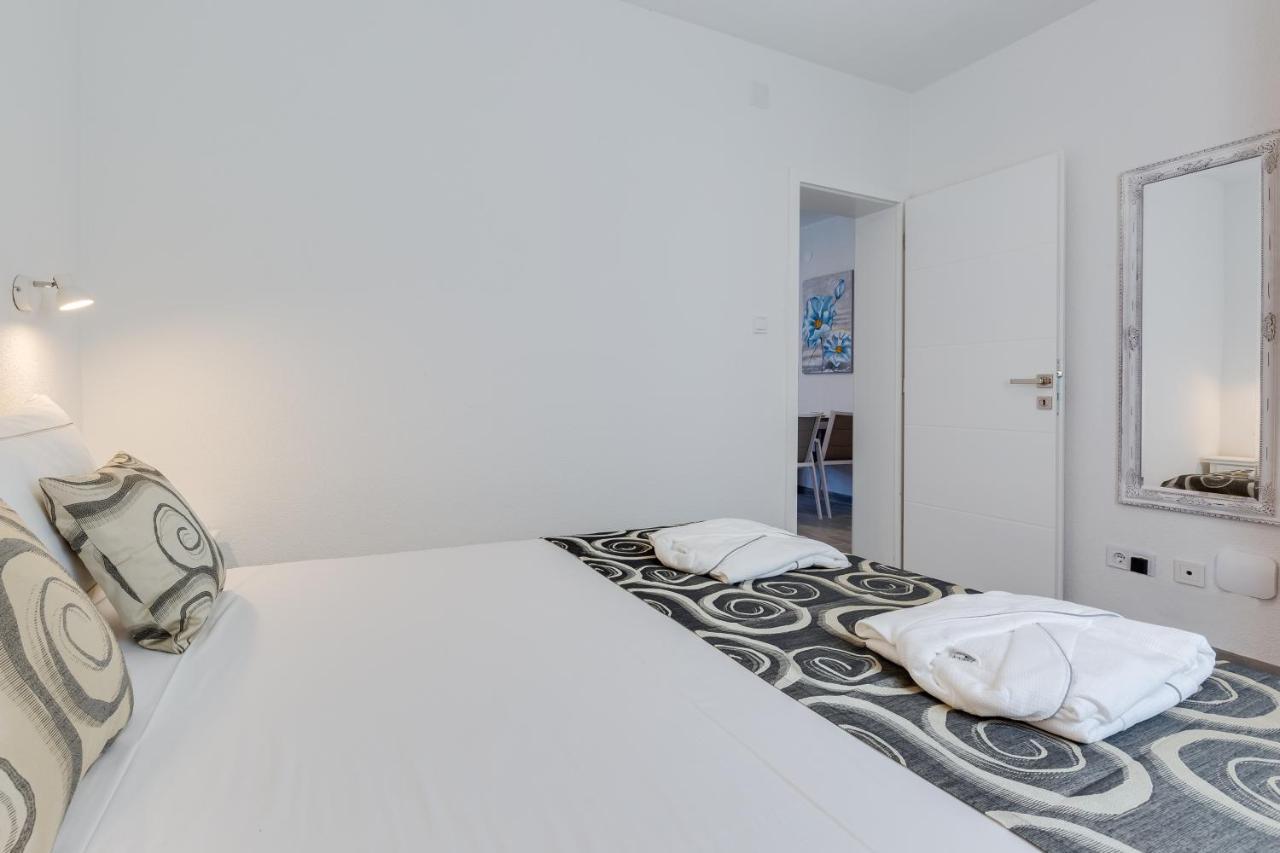Apartmani Kastelina Vir Buitenkant foto