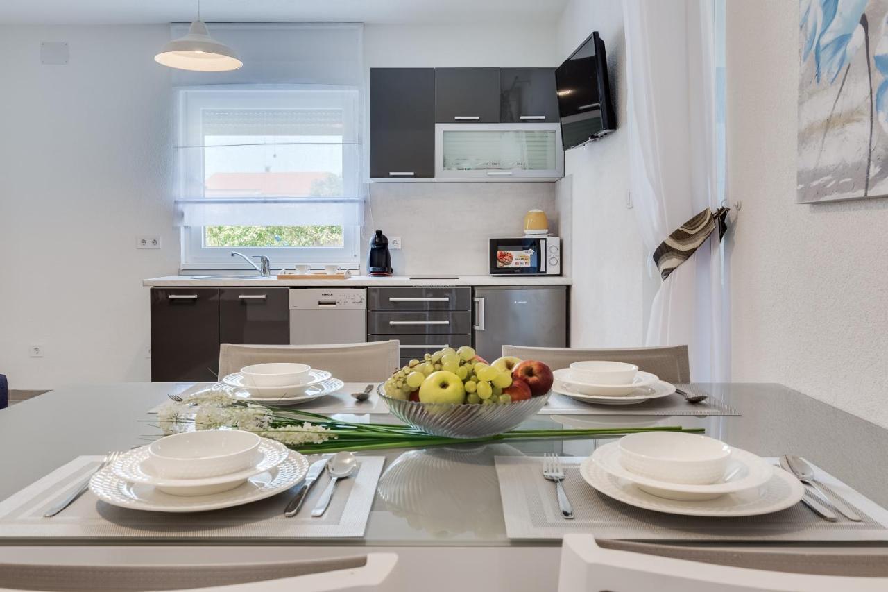 Apartmani Kastelina Vir Buitenkant foto