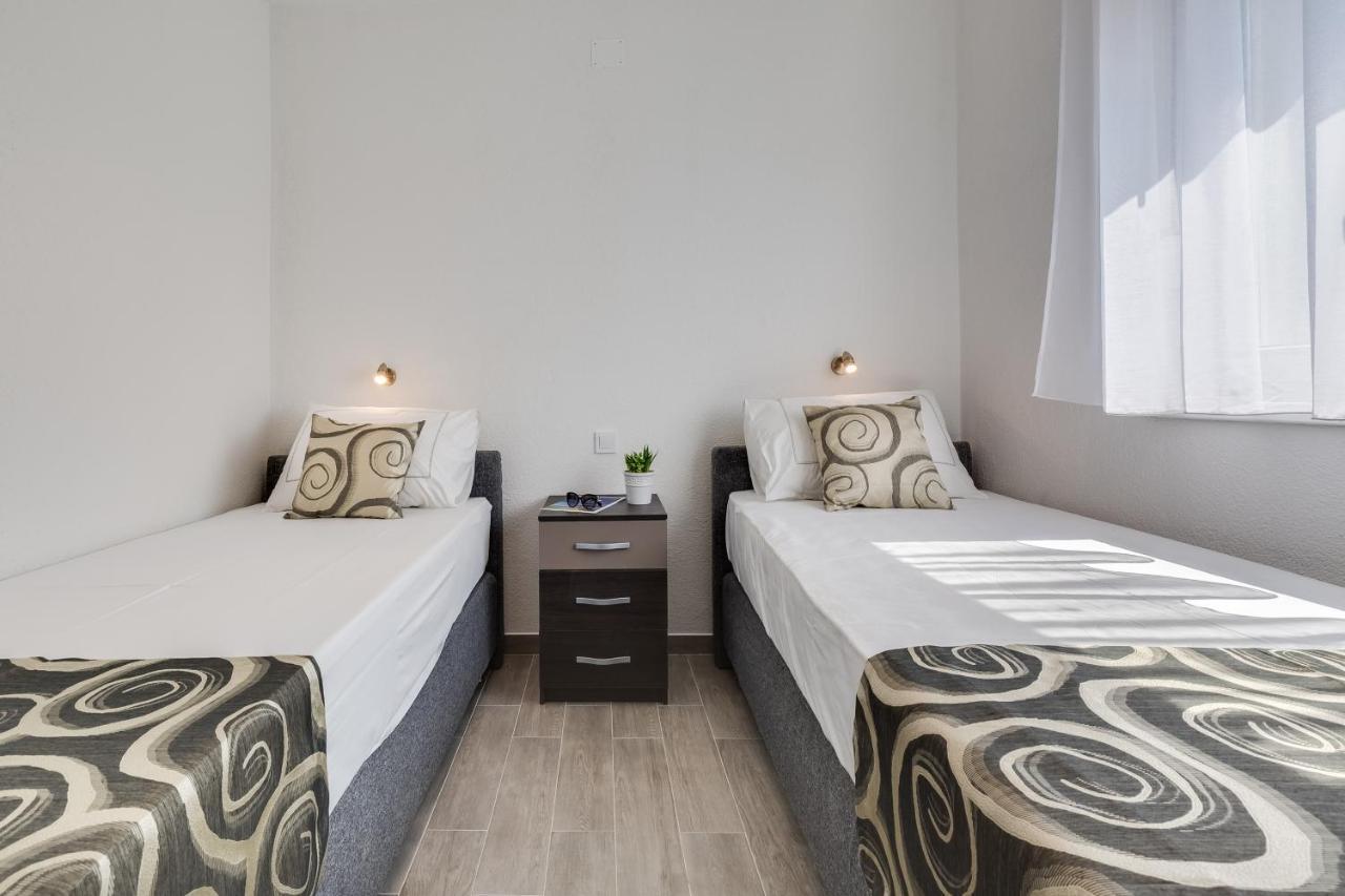 Apartmani Kastelina Vir Buitenkant foto