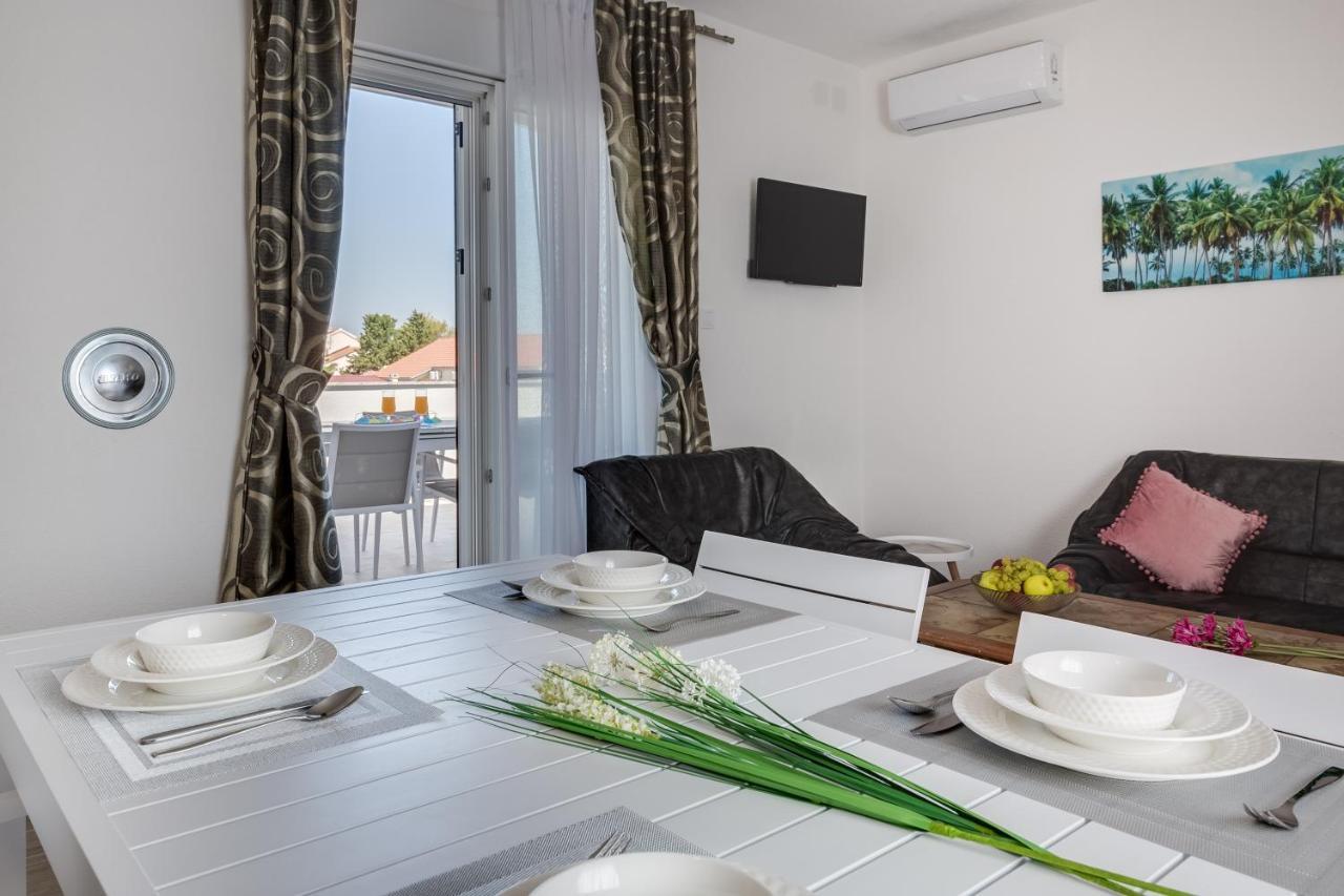 Apartmani Kastelina Vir Buitenkant foto