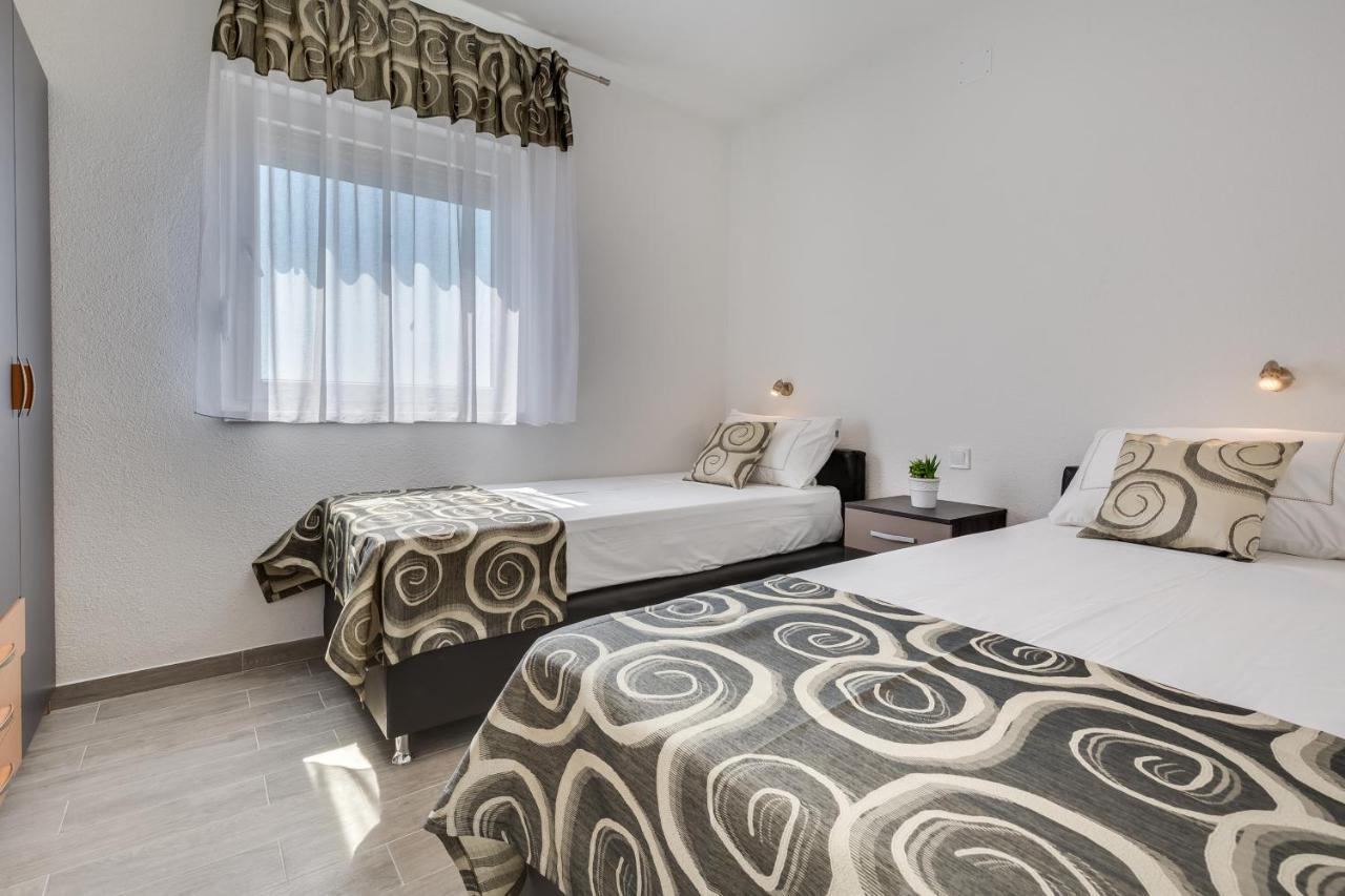 Apartmani Kastelina Vir Buitenkant foto