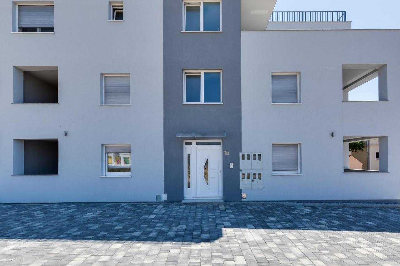 Apartmani Kastelina Vir Buitenkant foto