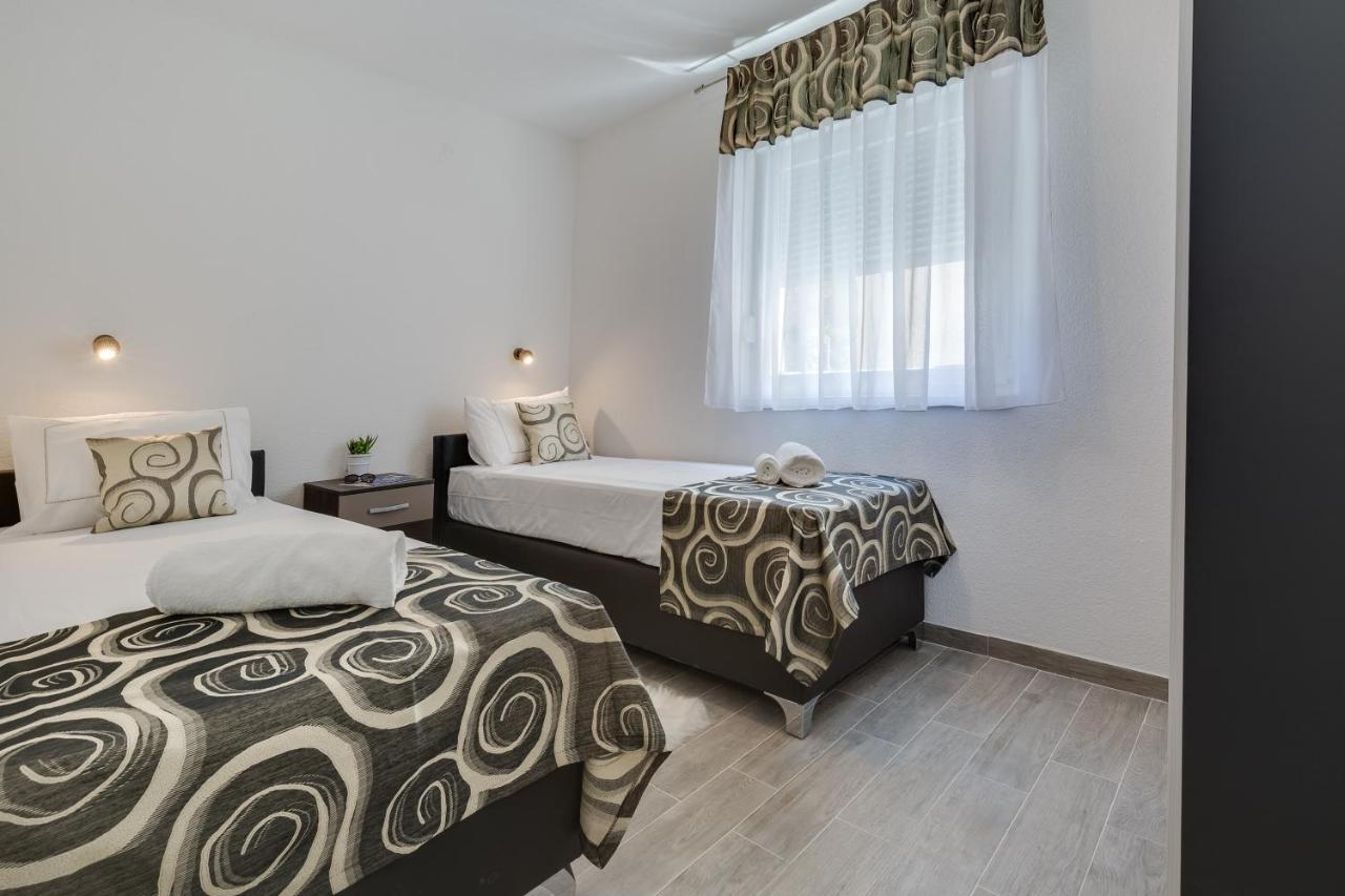 Apartmani Kastelina Vir Buitenkant foto