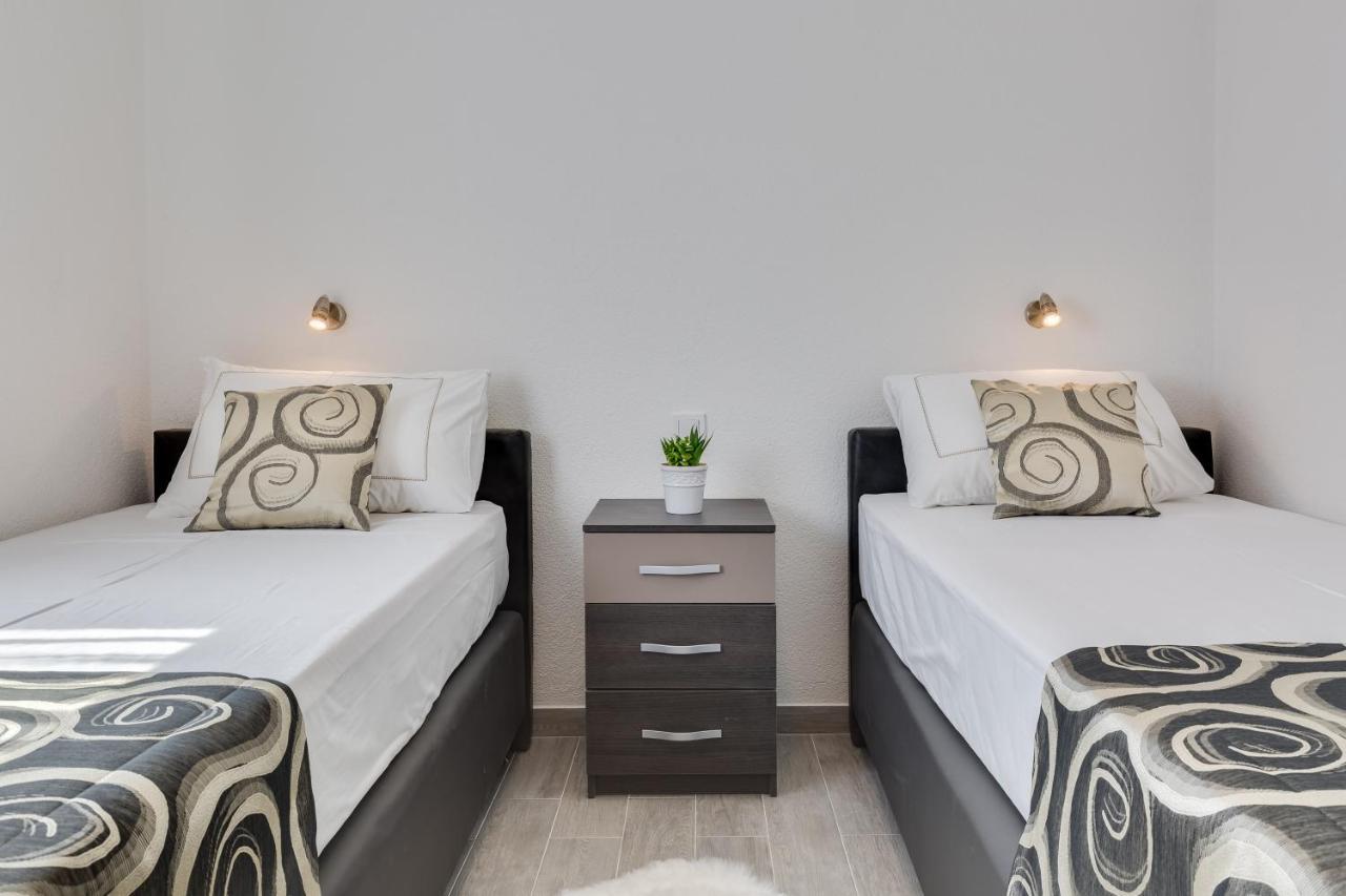 Apartmani Kastelina Vir Buitenkant foto