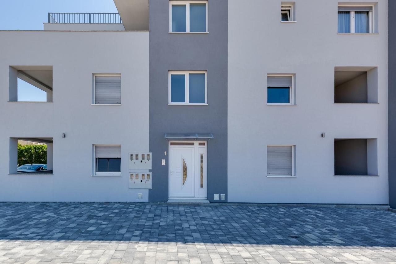 Apartmani Kastelina Vir Buitenkant foto